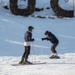 Ski-Enthusiasten, die Völkl Ski fahren