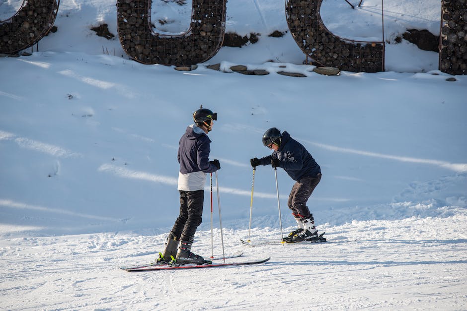 Ski-Enthusiasten, die Völkl Ski fahren