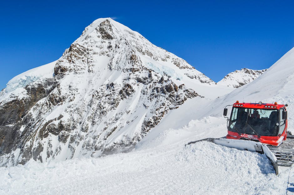 Neuer Ski Fahren in den Alpen